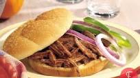 Sándwiches de Carne a la Barbacoa de Cerveza de Raíz de Cocción Lenta Sándwiches de Carne a la Barbacoa de Cerveza de Raíz de Cocción Lenta