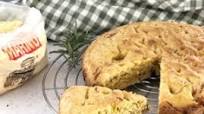 Focaccia di mais alle cipolle e rosmarino Focaccia di mais alle cipolle e rosmarino