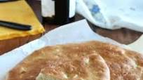 Focaccia semplice all’olio morbida e leggera Focaccia semplice all’olio morbida e leggera