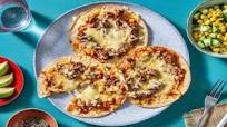Tostada au bœuf et cheddar fondu servie avec une salade de maïs, concombre et persil Tostada au bœuf et cheddar fondu servie avec une salade de maïs, concombre et persil