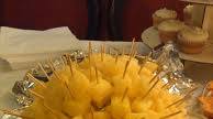 Spiedini di formaggio e ananas Spiedini di formaggio e ananas