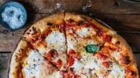 No-Knead Focaccia-Pizza: Knusprig, fluffig, lecker No-Knead Focaccia-Pizza: Knusprig, fluffig, lecker