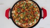 Smoky Cajun-Style Shrimp'n Bacon Pizza With Crispy Cornbread Crust | Lodge Cast Iron Smoky Cajun-Style Shrimp'n Bacon Pizza With Crispy Cornbread Crust | Lodge Cast Iron