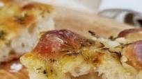 Focaccia italiana con aceitunas y tomatitos Focaccia italiana con aceitunas y tomatitos