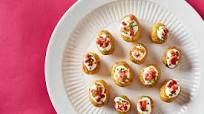 Mini baked potatoes with sour cream, chive and bacon Mini baked potatoes with sour cream, chive and bacon