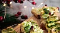 Alberelli di pasta sfoglia natalizi | Vegan e sfiziosi Alberelli di pasta sfoglia natalizi | Vegan e sfiziosi