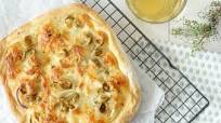 Focaccia met mozzarella, ui en olijven Focaccia met mozzarella, ui en olijven
