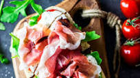 Baguette-Sandwich mit Mozzarella (Burrata), Pesto und Schinken Baguette-Sandwich mit Mozzarella (Burrata), Pesto und Schinken