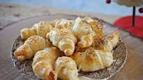 Cornetti salati di pasta sfoglia-Antipasto di Natale Cornetti salati di pasta sfoglia-Antipasto di Natale