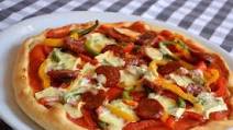 Pizza pepperoni au chorizo et Cambozola Pizza pepperoni au chorizo et Cambozola