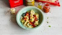 Raviolis frescos de espinacas con bechamel de avena y sofrito de tomate Raviolis frescos de espinacas con bechamel de avena y sofrito de tomate