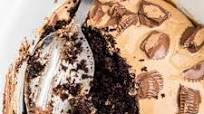 Reese's Peanut Butter Cup Chocolate Cake {Crockpot} Reese's Peanut Butter Cup Chocolate Cake {Crockpot}