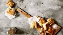 Focaccia med rosmarin og havsalt Focaccia med rosmarin og havsalt