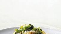 Whole-Wheat Spaghetti with Broccoli, Chickpeas, and Garlic Whole-Wheat Spaghetti with Broccoli, Chickpeas, and Garlic