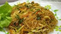 Wok de verduras salteadas con fideos de arroz Wok de verduras salteadas con fideos de arroz