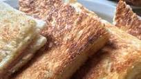 Sándwich tostado de jamón y queso Sándwich tostado de jamón y queso