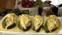 Chiles rellenos con salsa de elote Chiles rellenos con salsa de elote
