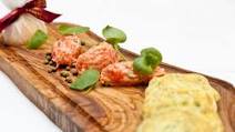 Salmon rillettes with dill-scented potato pancakes, lemon and capers Salmon rillettes with dill-scented potato pancakes, lemon and capers