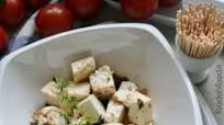 Feta marinata con pomodori secchi per insalata o antipasto Feta marinata con pomodori secchi per insalata o antipasto