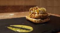Tosta de hamburguesa casera, queso de cabra, cebolla caramelizada y vinagreta de mostaza y miel Tosta de hamburguesa casera, queso de cabra, cebolla caramelizada y vinagreta de mostaza y miel
