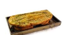 Pan tostado aromatizado con ajo, hierbas y aceite de oliva Pan tostado aromatizado con ajo, hierbas y aceite de oliva