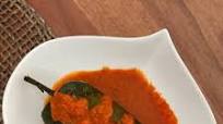 Chile relleno de atún con salsa de pimiento Chile relleno de atún con salsa de pimiento