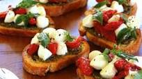 Bruschetta alla Caprese con Pesto Bruschetta alla Caprese con Pesto