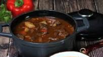 Kräftige Ungarische Gulaschsuppe mit Kartoffeln Kräftige Ungarische Gulaschsuppe mit Kartoffeln