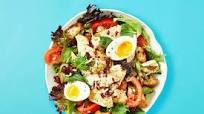 Low-Cal Chicken Caesar Salad with Cranberries and Creamy Dressing Low-Cal Chicken Caesar Salad with Cranberries and Creamy Dressing