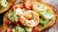 Pan de ajo con ensalada de camarones Pan de ajo con ensalada de camarones