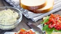 Tostadas con crema de anacardos y tomate marinado Tostadas con crema de anacardos y tomate marinado