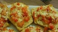 Bruschetta de tomate e queijos Bruschetta de tomate e queijos