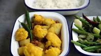 Aloo Phulkopir Dalna – Bengali Cauliflower Potato Curry Aloo Phulkopir Dalna – Bengali Cauliflower Potato Curry