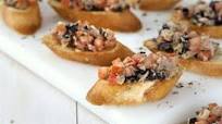 Bruschetta de tomate, atum e azeitonas Bruschetta de tomate, atum e azeitonas