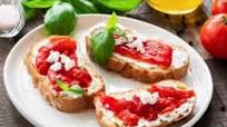 Bruschetta de poivrons au chèvre et au miel Bruschetta de poivrons au chèvre et au miel