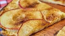 Süßer Flammkuchen mit Äpfeln, Mandeln und Zimtzucker Süßer Flammkuchen mit Äpfeln, Mandeln und Zimtzucker