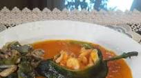 Chiles poblanos rellenos de camarones en una salsa de chipotle Chiles poblanos rellenos de camarones en una salsa de chipotle