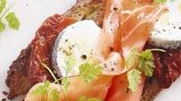 Bruschetta de saumon fumé et buchette de chèvre cendrée Bruschetta de saumon fumé et buchette de chèvre cendrée