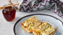Tostadas con plátano, miel y pistachos, una receta sencilla que alimenta y se disfruta Tostadas con plátano, miel y pistachos, una receta sencilla que alimenta y se disfruta