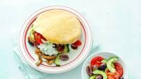 Pita gyros met tzatziki & salade Pita gyros met tzatziki & salade