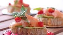 Tosta de salmón ahumado con aguacate Tosta de salmón ahumado con aguacate