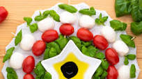 Caprese Appetizer Holiday Wreath Caprese Appetizer Holiday Wreath