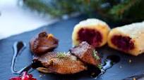 VEGAN ALTERNATIVE TO DUCK WITH CHRISTMAS ROLLS VEGAN ALTERNATIVE TO DUCK WITH CHRISTMAS ROLLS