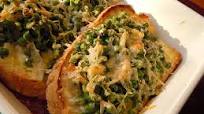 Bruschette al forno con Philadelphia, piselli e uova Bruschette al forno con Philadelphia, piselli e uova