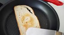 Tosta de queso de cabra y cebolla caramelizada Tosta de queso de cabra y cebolla caramelizada