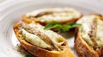 Bruschetta con bufala e acciughe del Cantabrico: la ricetta facile e veloce per fare antipasto gourmet Bruschetta con bufala e acciughe del Cantabrico: la ricetta facile e veloce per fare antipasto gourmet