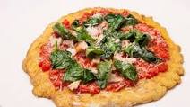 Cauliflower crust pizza with chicken and spinach Cauliflower crust pizza with chicken and spinach