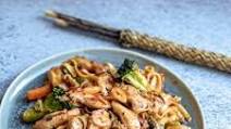Easy homemade stir fry sweet chilli chicken with egg noodles Easy homemade stir fry sweet chilli chicken with egg noodles
