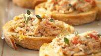 Bruschettas com frango desfiado Bruschettas com frango desfiado