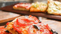 Focaccia com azeitonas e tomates Focaccia com azeitonas e tomates